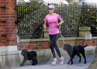 EXKLUSIV - Pippa joggt mit zwei Hunden durch London