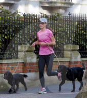 EXKLUSIV - Pippa joggt mit zwei Hunden durch London