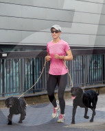 EXKLUSIV - Pippa joggt mit zwei Hunden durch London