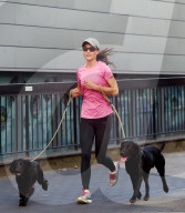 EXKLUSIV - Pippa joggt mit zwei Hunden durch London