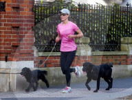EXKLUSIV - Pippa joggt mit zwei Hunden durch London