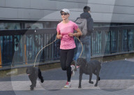 EXKLUSIV - Pippa joggt mit zwei Hunden durch London