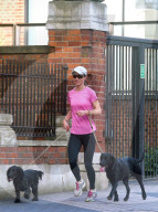 EXKLUSIV - Pippa joggt mit zwei Hunden durch London