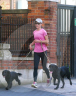 EXKLUSIV - Pippa joggt mit zwei Hunden durch London