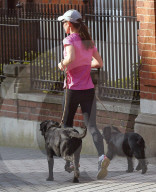 EXKLUSIV - Pippa joggt mit zwei Hunden durch London