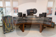 PORTRAIT - Pink Floyd Drummer Nick Mason im Tonstudio