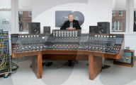 PORTRAIT - Pink Floyd Drummer Nick Mason im Tonstudio
