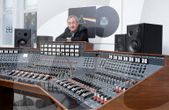 PORTRAIT - Pink Floyd Drummer Nick Mason im Tonstudio