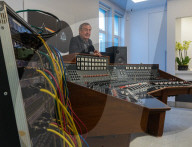 PORTRAIT - Pink Floyd Drummer Nick Mason im Tonstudio
