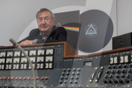 PORTRAIT - Pink Floyd Drummer Nick Mason im Tonstudio