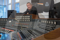 PORTRAIT - Pink Floyd Drummer Nick Mason im Tonstudio