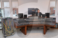 PORTRAIT - Pink Floyd Drummer Nick Mason im Tonstudio
