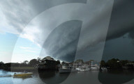 FEATURE - Sturmwolken an der Redland Bay bei Brisbane