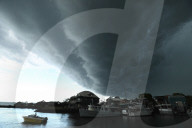 FEATURE - Sturmwolken an der Redland Bay bei Brisbane