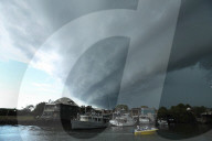 FEATURE - Sturmwolken an der Redland Bay bei Brisbane