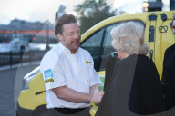 PEOPLE - Camilla schwingt mit Jamie Oliver den Kochlöffel