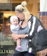 EXKLUSIV - Gwen Stefani's Ex Nanni Mindy Mann trägt ihr Baby spazieren