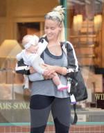 EXKLUSIV - Gwen Stefani's Ex Nanni Mindy Mann trägt ihr Baby spazieren