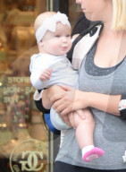 EXKLUSIV - Gwen Stefani's Ex Nanni Mindy Mann trägt ihr Baby spazieren