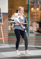 EXKLUSIV - Gwen Stefani's Ex Nanni Mindy Mann trägt ihr Baby spazieren