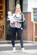 EXKLUSIV - Gwen Stefani's Ex Nanni Mindy Mann trägt ihr Baby spazieren
