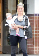 EXKLUSIV - Gwen Stefani's Ex Nanni Mindy Mann trägt ihr Baby spazieren