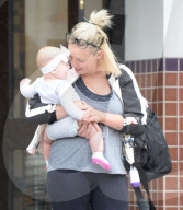 EXKLUSIV - Gwen Stefani's Ex Nanni Mindy Mann trägt ihr Baby spazieren