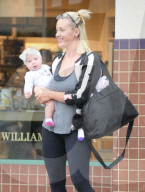 EXKLUSIV - Gwen Stefani's Ex Nanni Mindy Mann trägt ihr Baby spazieren