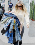 PEOPLE - Hilary Duff lässt bringt ihre Frühlingsgarderobe in die Reinigung
