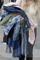 PEOPLE - Hilary Duff lässt bringt ihre Frühlingsgarderobe in die Reinigung