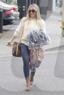 PEOPLE - Hilary Duff lässt bringt ihre Frühlingsgarderobe in die Reinigung