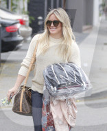 PEOPLE - Hilary Duff lässt bringt ihre Frühlingsgarderobe in die Reinigung