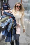 PEOPLE - Hilary Duff lässt bringt ihre Frühlingsgarderobe in die Reinigung