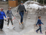 EXKLUSIV - Eric Trump mit seiner schwangeren Frau Lara unterwegs im schneearmen Aspen