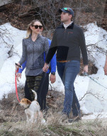 EXKLUSIV - Eric Trump mit seiner schwangeren Frau Lara unterwegs im schneearmen Aspen