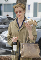 PEOPLE - Annette Bening kauft sich Sandwiches und eine Flasche Wein