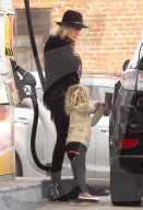 PEOPLE - Klein-Sebastian hilft  Mami Malin Akerman beim Tanken