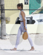 PEOPLE - Jasmine Tookes steht in Miami für Victoria Secret vor der Linse