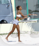 PEOPLE - Jasmine Tookes steht in Miami für Victoria Secret vor der Linse