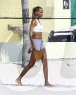 PEOPLE - Jasmine Tookes steht in Miami für Victoria Secret vor der Linse