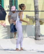 PEOPLE - Jasmine Tookes steht in Miami für Victoria Secret vor der Linse