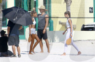 PEOPLE - Jasmine Tookes steht in Miami für Victoria Secret vor der Linse