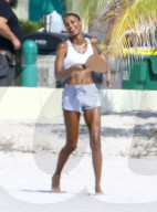PEOPLE - Jasmine Tookes steht in Miami für Victoria Secret vor der Linse