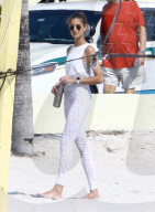 PEOPLE - Jasmine Tookes steht in Miami für Victoria Secret vor der Linse