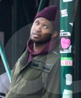 EXKLUSIV - Usher trällert vor sich hin