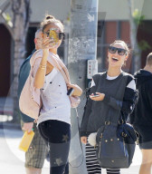PEOPLE - Gute Laune bei Cara Santana in Los Angeles