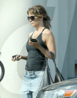 PEOPLE - Halle Berry im Casual-Look in Los Angeles unterwegs