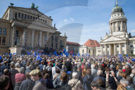 PEOPLE - March of Europe: In Berlin demonstrieren 4000 Menschen für Europa