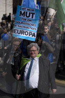 PEOPLE - March of Europe: In Berlin demonstrieren 4000 Menschen für Europa