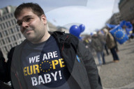 PEOPLE - March of Europe: In Berlin demonstrieren 4000 Menschen für Europa
